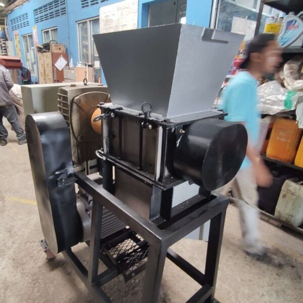 Double Shaft Shredder Machine from Madanitec Yogyakarta